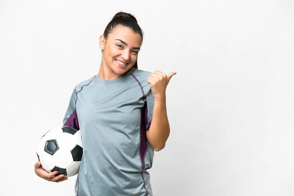 Jonge Voetballer Vrouw Geïsoleerde Witte Achtergrond Wijzend Naar Zijkant Een — Stockfoto