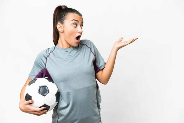 Joven Futbolista Mujer Sobre Fondo Blanco Aislado Con Expresión Sorpresa — Foto de Stock