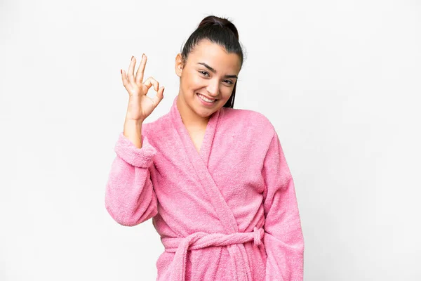 Молодая Женщина Халате Изолированном Белом Фоне Показывает Знак Пальцами — стоковое фото