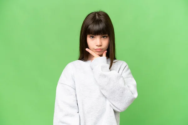 Μικρό Κορίτσι Πάνω Από Απομονωμένο Πράσινο Chroma Βασικό Υπόβαθρο Σκέψης — Φωτογραφία Αρχείου