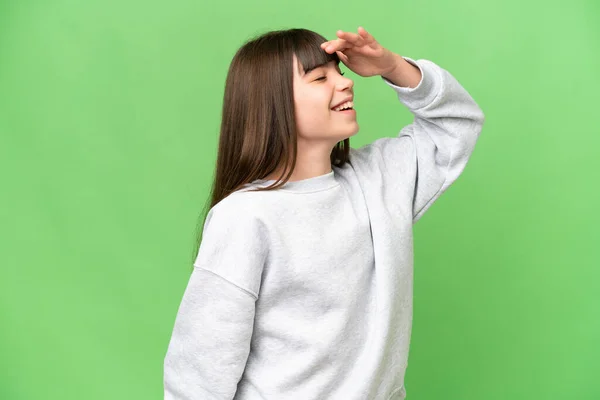 Kleines Mädchen Über Isoliertem Grünem Chroma Schlüsselhintergrund Lächelt Viel — Stockfoto