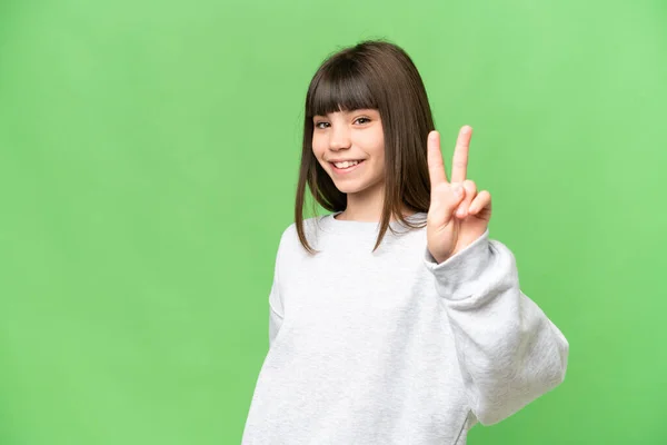 Kleines Mädchen Über Isoliertem Grünem Chroma Schlüsselhintergrund Lächelt Und Zeigt — Stockfoto