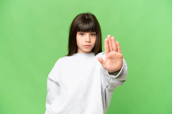 小さな女の子以上隔離された緑のクロマキー背景作りストップジェスチャー — ストック写真