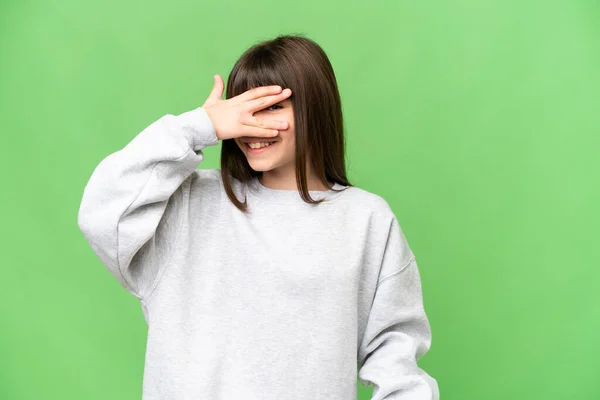 Dívka Přes Izolované Zelené Chroma Klíčové Pozadí Zakrývající Oči Rukama — Stock fotografie