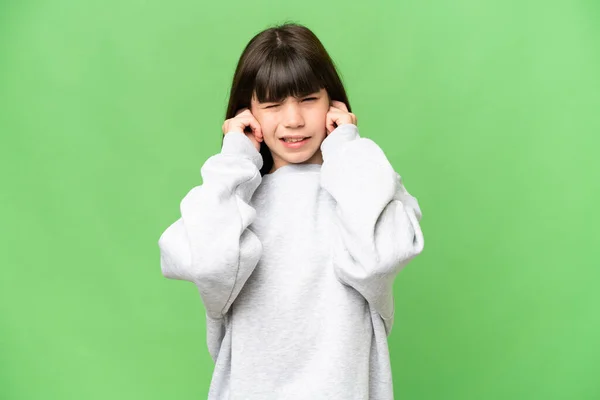 Bambina Sopra Isolato Verde Croma Chiave Sfondo Frustrato Coprendo Orecchie — Foto Stock