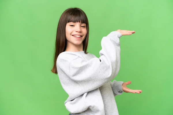 小女孩在孤立的绿色彩色键背景上拿着复制空间插入广告 — 图库照片