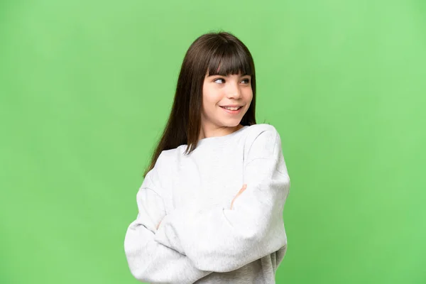 Маленька Дівчинка Над Ізольованим Зеленим Хромосом Ключовий Фон Схрещеними Щасливими — стокове фото
