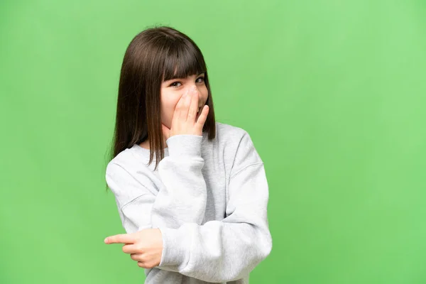 Menina Sobre Fundo Chave Croma Verde Isolado Apontando Para Lado — Fotografia de Stock