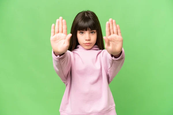 小さな女の子以上隔離された緑のクロマキー背景作りストップジェスチャーと失望 — ストック写真