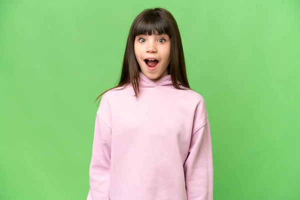 Malá Dívka Nad Izolované Zelené Chroma Klíčové Pozadí Překvapením Výraz — Stock fotografie