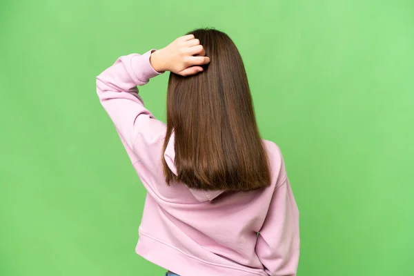 背部の位置と思考で隔離された緑のクロマキーの背景にある女の子 — ストック写真