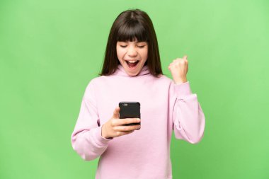 Küçük kız izole edilmiş yeşil krom anahtar geçmişi şaşırttı ve bir mesaj gönderiyor.