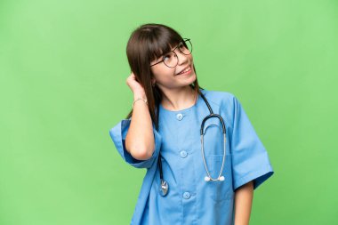 Doktor olarak küçük bir kız izole edilmiş krom anahtar geçmişi olan bir fikir düşünüyor.