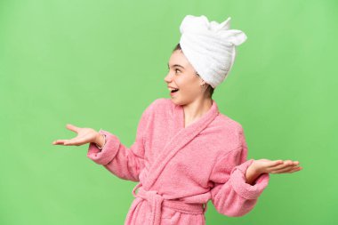 İzole edilmiş krom anahtar geçmişi olan bornozlu küçük bir kız.