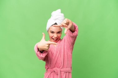 İzole edilmiş krom anahtar geçmişi olan bornozlu küçük bir kız yüzünü odaklıyor. Çerçeve sembolü