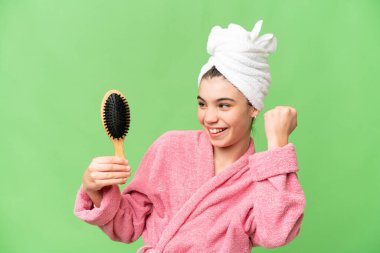 Saçı taraklı genç kız zaferi kutluyor.