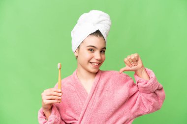 İzole edilmiş krom arka planda dişlerini fırçalayan küçük kız gururlu ve kendini beğenmiş.