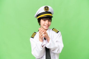 İzole edilmiş krom anahtar arka planda uçak pilotu olarak küçük bir kız bir konferanstan sonra alkışlıyor.