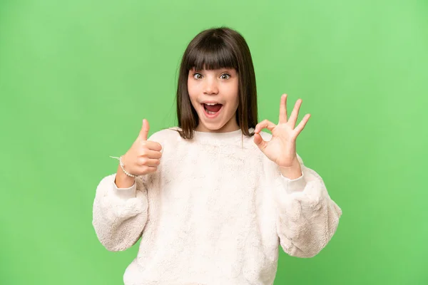 女の子上の隔離された緑のクロマキー背景ショーOk Signと親指アップジェスチャー — ストック写真