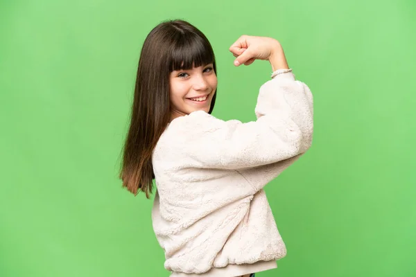 Kleines Mädchen Über Isoliertem Grünem Chroma Schlüsselhintergrund Macht Starke Geste — Stockfoto