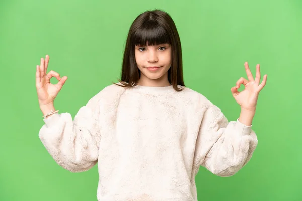 Kleines Mädchen Über Isolierten Grünen Chroma Schlüsselhintergrund Zen Pose — Stockfoto