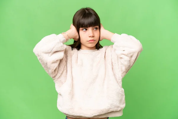 Dívka Přes Izolované Zelené Chroma Klíčové Pozadí Frustrované Zakrývající Uši — Stock fotografie