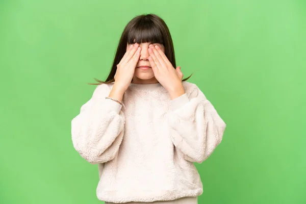 Kleines Mädchen Über Isoliertem Grünem Chroma Schlüsselhintergrund Der Die Augen — Stockfoto