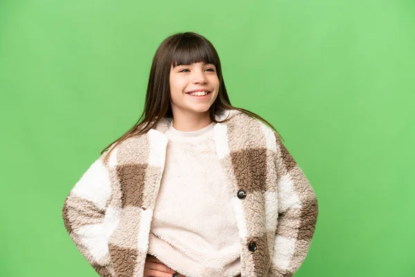 Kleines Mädchen Über Isoliertem Grünem Chroma Schlüsselhintergrund Posiert Mit Armen — Stockfoto
