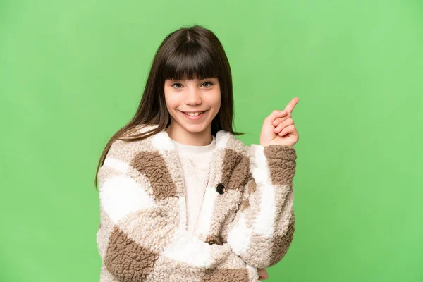 Kleines Mädchen Über Isolierten Grünen Chroma Schlüsselhintergrund Glücklich Und Zeigt — Stockfoto