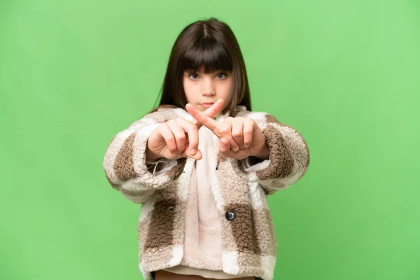 Malá Dívka Nad Izolované Zelené Chroma Klíčové Pozadí Dělat Stop — Stock fotografie