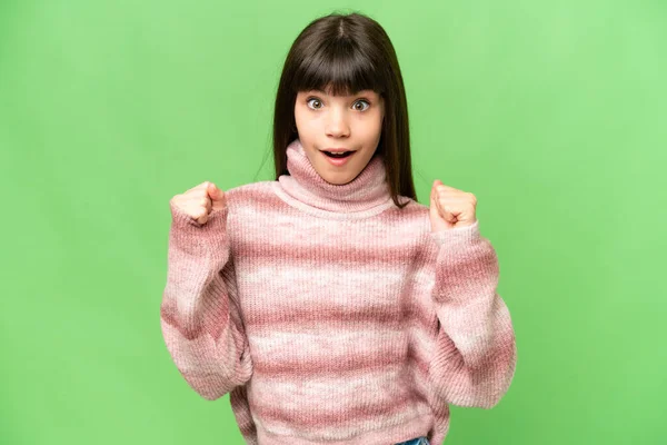 Yeşil Renkli Arka Planda Küçük Bir Kız Galibiyeti Kutluyor — Stok fotoğraf