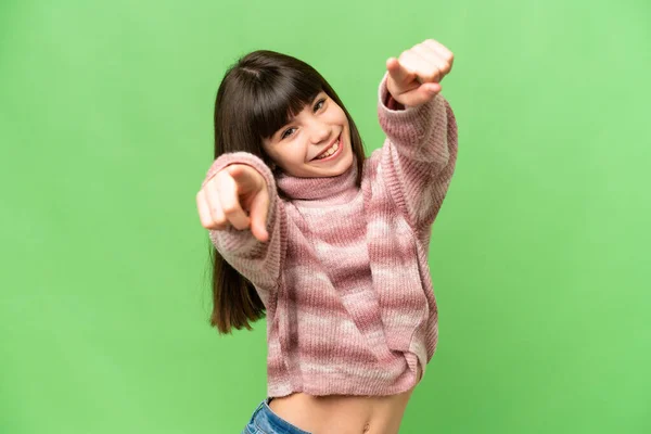Dívka Přes Izolované Zelené Chroma Klíč Pozadí Ukazuje Dopředu Šťastným — Stock fotografie