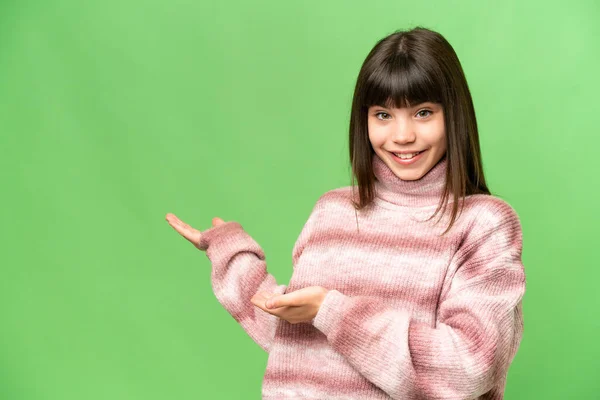 Маленька Дівчинка Над Ізольованим Зеленим Хромосом Ключовим Фоном Розтягує Руки — стокове фото
