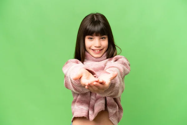 小さな女の子以上隔離された緑のクロマキー背景を保持コピースペース想像上のザ手のひらに挿入する広告 — ストック写真
