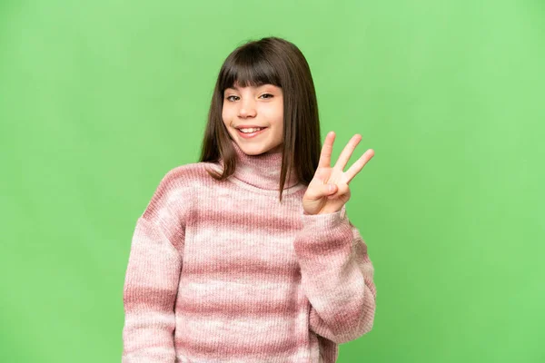 小女孩在孤零零的绿彩色键背景上快乐地数着三根手指 — 图库照片