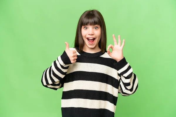女の子上の隔離された緑のクロマキー背景ショーOk Signと親指アップジェスチャー — ストック写真