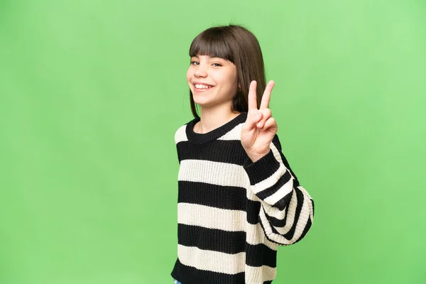 Klein Meisje Geïsoleerde Groene Chroma Key Achtergrond Glimlachen Tonen Overwinning — Stockfoto