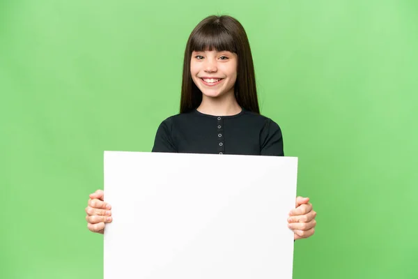 Dívka Přes Izolované Chroma Klíč Pozadí Drží Prázdný Plakát Šťastným — Stock fotografie