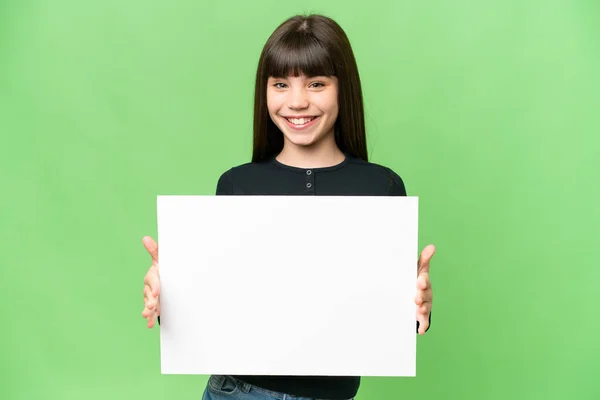 小女孩拿着一个空的标语牌 脸上挂着快乐的表情 — 图库照片