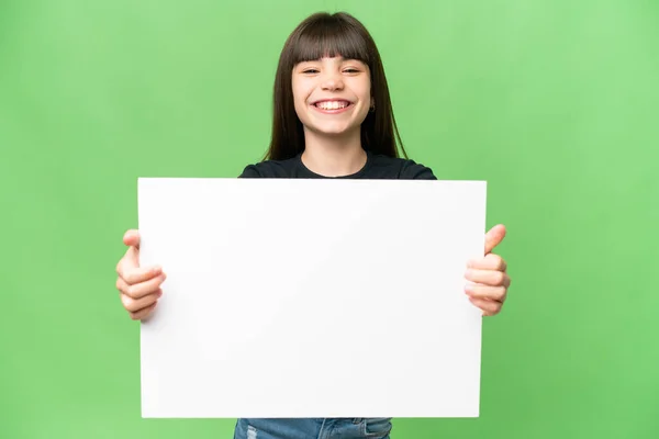 Маленькая Девочка Изолированном Фоне Хроматического Ключа Держит Пустой Плакат Счастливым — стоковое фото