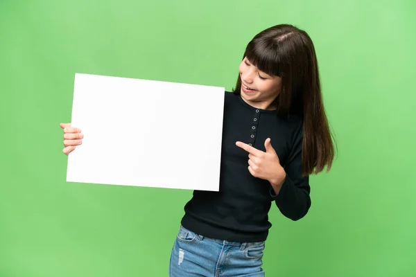 小女孩抱着一个空的标语牌 脸上挂着快乐的表情 指点着那张标语牌 — 图库照片