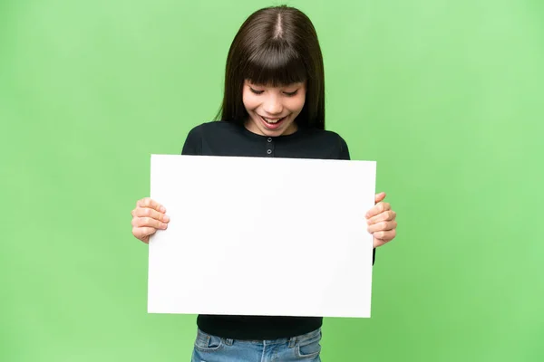 Menina Sobre Fundo Chave Chroma Isolado Segurando Cartaz Vazio Olhando — Fotografia de Stock