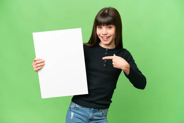 小女孩抱着一个空的标语牌 脸上挂着快乐的表情 指点着那张标语牌 — 图库照片