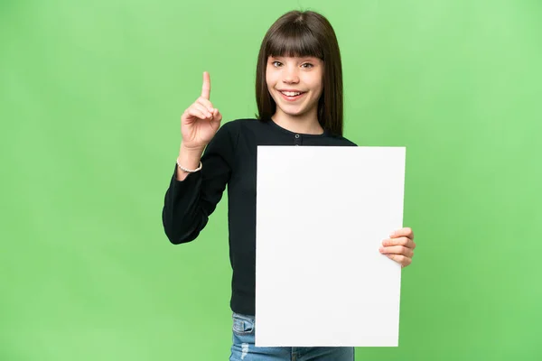 小女孩拿着一个空的标语牌 指着孤立的色键背景 — 图库照片