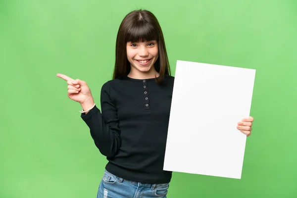 小女孩拿着空标语牌 指着旁边 翻过了孤立的彩色键背景 — 图库照片
