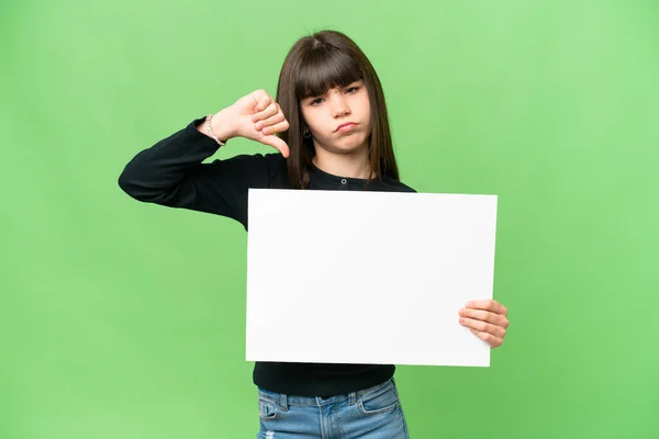 小女孩拿着空标语牌 在孤立的色键背景上做着坏事 — 图库照片