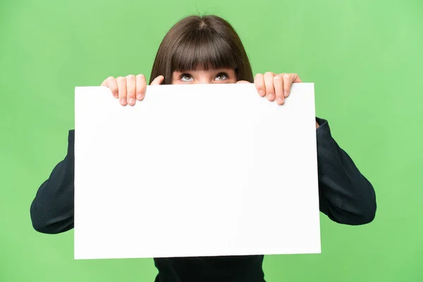 Dívka Přes Izolované Chroma Klíč Pozadí Drží Prázdný Plakát Skrývá — Stock fotografie