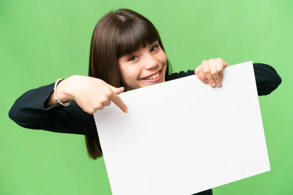 Dívka Izolovaném Pozadí Chroma Klíč Drží Prázdný Plakát Šťastným Výrazem — Stock fotografie