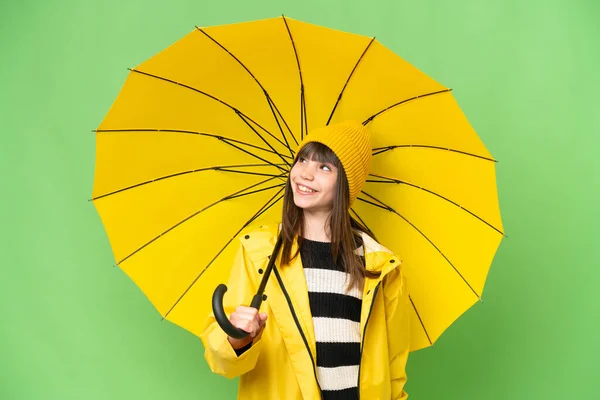 Kleines Mädchen Mit Regendichtem Mantel Und Regenschirm Über Isoliertem Chroma — Stockfoto