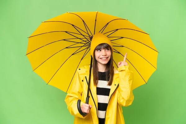 女の子ともにレインプルーフコートと傘上の隔離されたクロマキー背景指摘素晴らしいアイデア — ストック写真